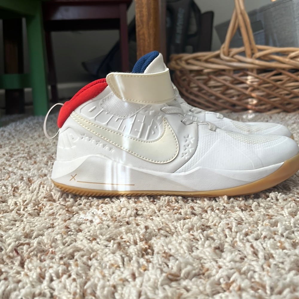 Youth basketball shoes